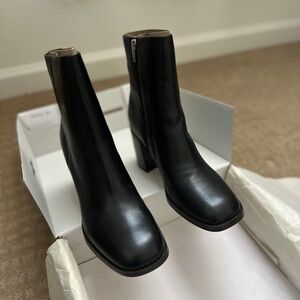 NWT* Liana leather boot
